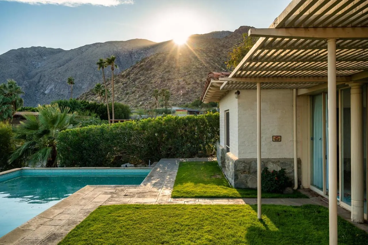Villa Cielo Vista Retro Palm Springs Getaway